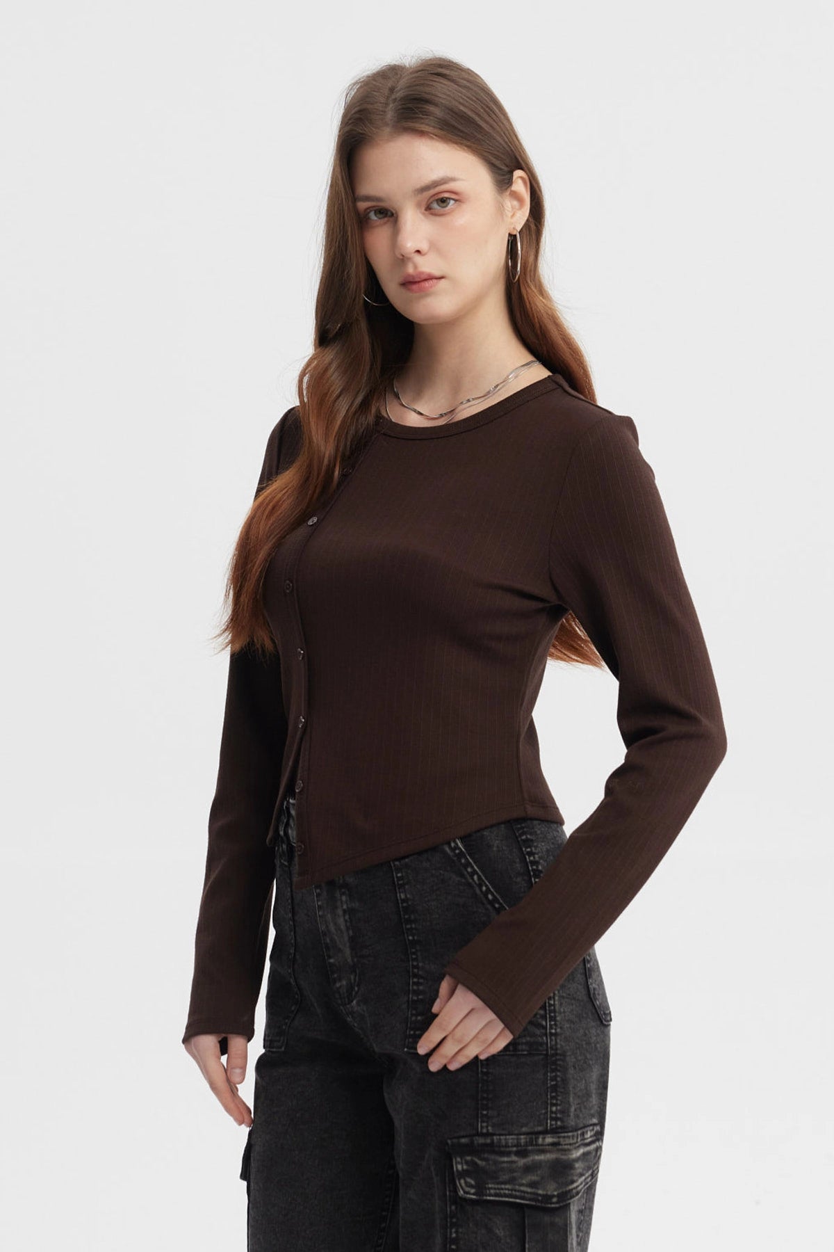 Polera mujer café oscuro con corte diagonal y botones al frente estilo casual sin estampa