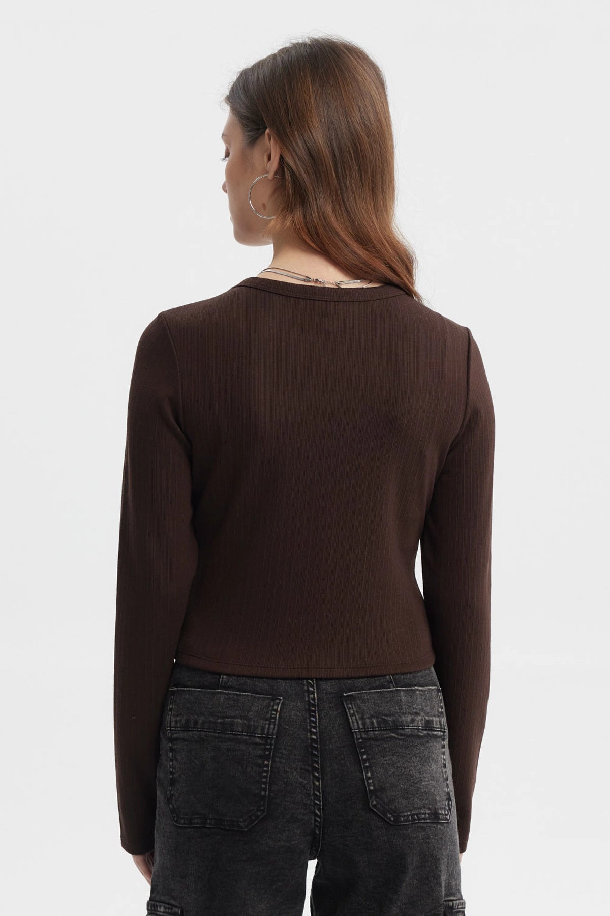 Polera mujer café oscuro con corte diagonal y botones al frente estilo casual sin estampa