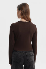 Polera mujer café oscuro con corte diagonal y botones al frente estilo casual sin estampa