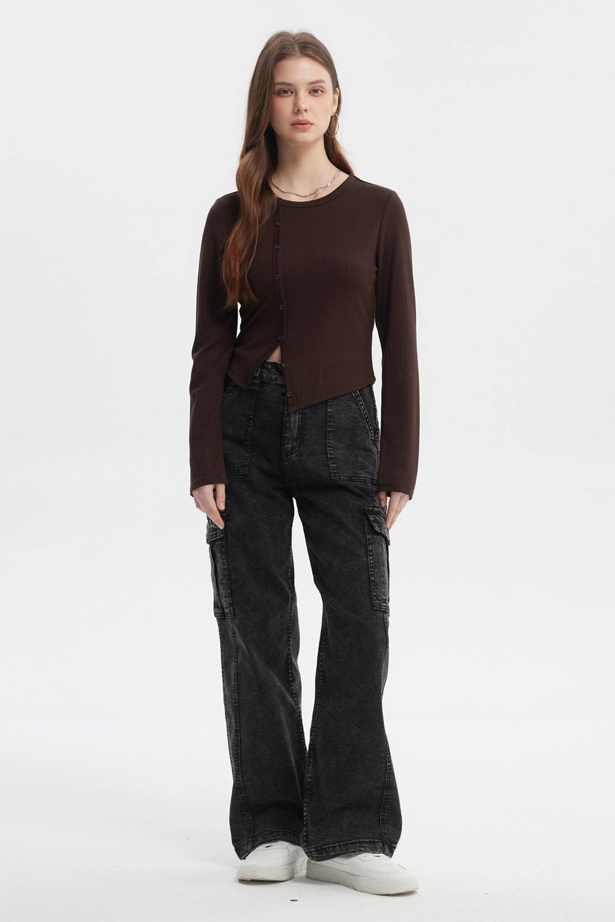 Polera mujer café oscuro con corte diagonal y botones al frente estilo casual sin estampa