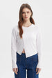Polera mujer blanca de manga larga con corte diagonal y botones al frente sin estampa visible