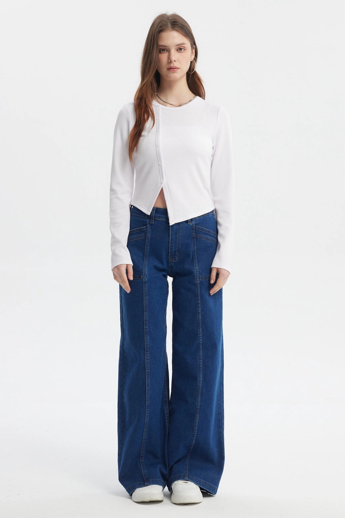 Polera mujer blanca de manga larga con corte diagonal y botones al frente sin estampa visible