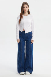 Polera mujer blanca de manga larga con corte diagonal y botones al frente sin estampa visible