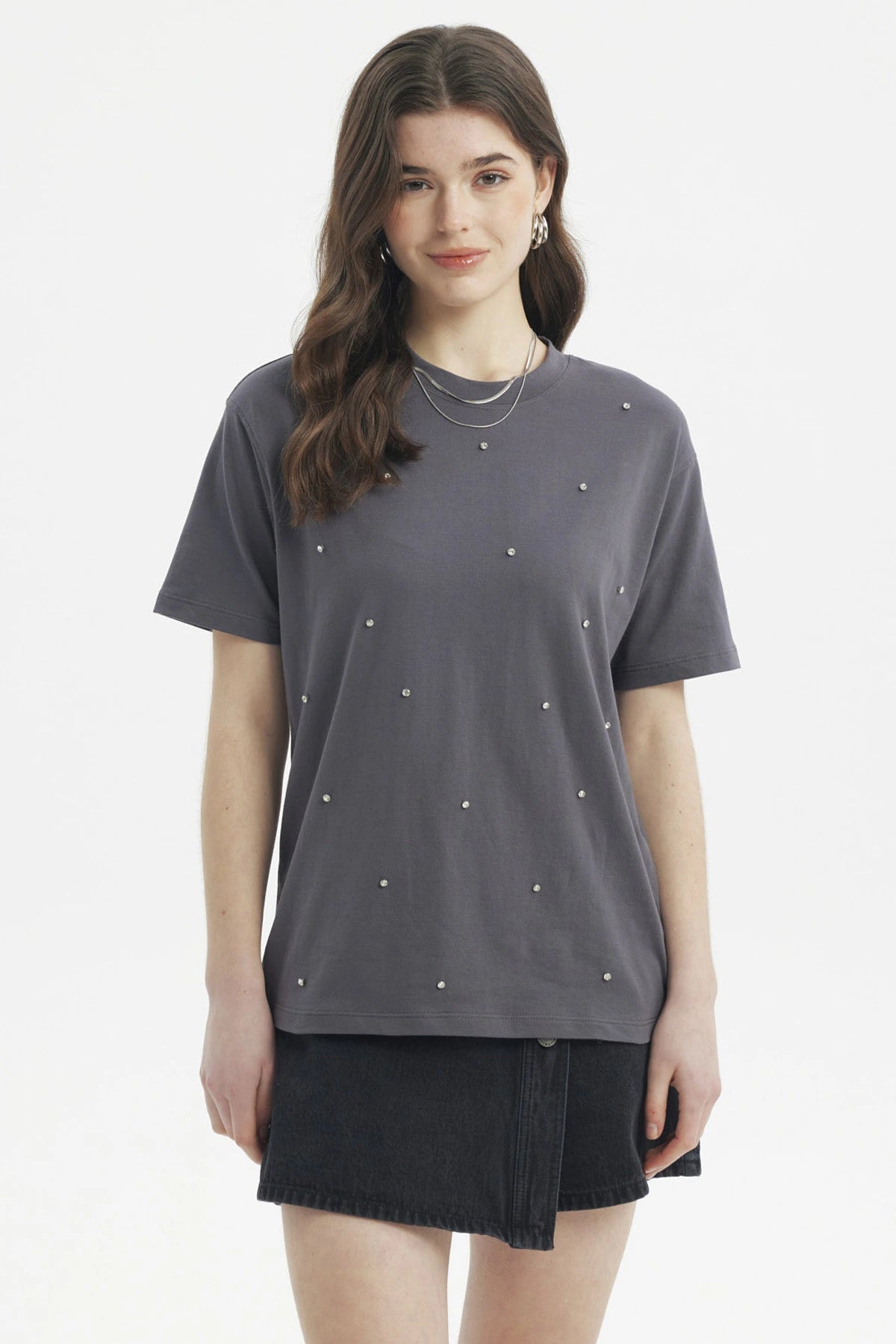 Polera gris marengo con strass distribuidos en la parte frontal de estilo casual y moderno
