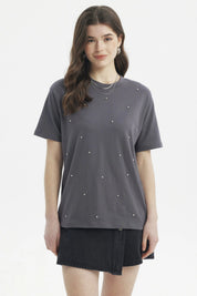 Polera gris marengo con strass distribuidos en la parte frontal de estilo casual y moderno