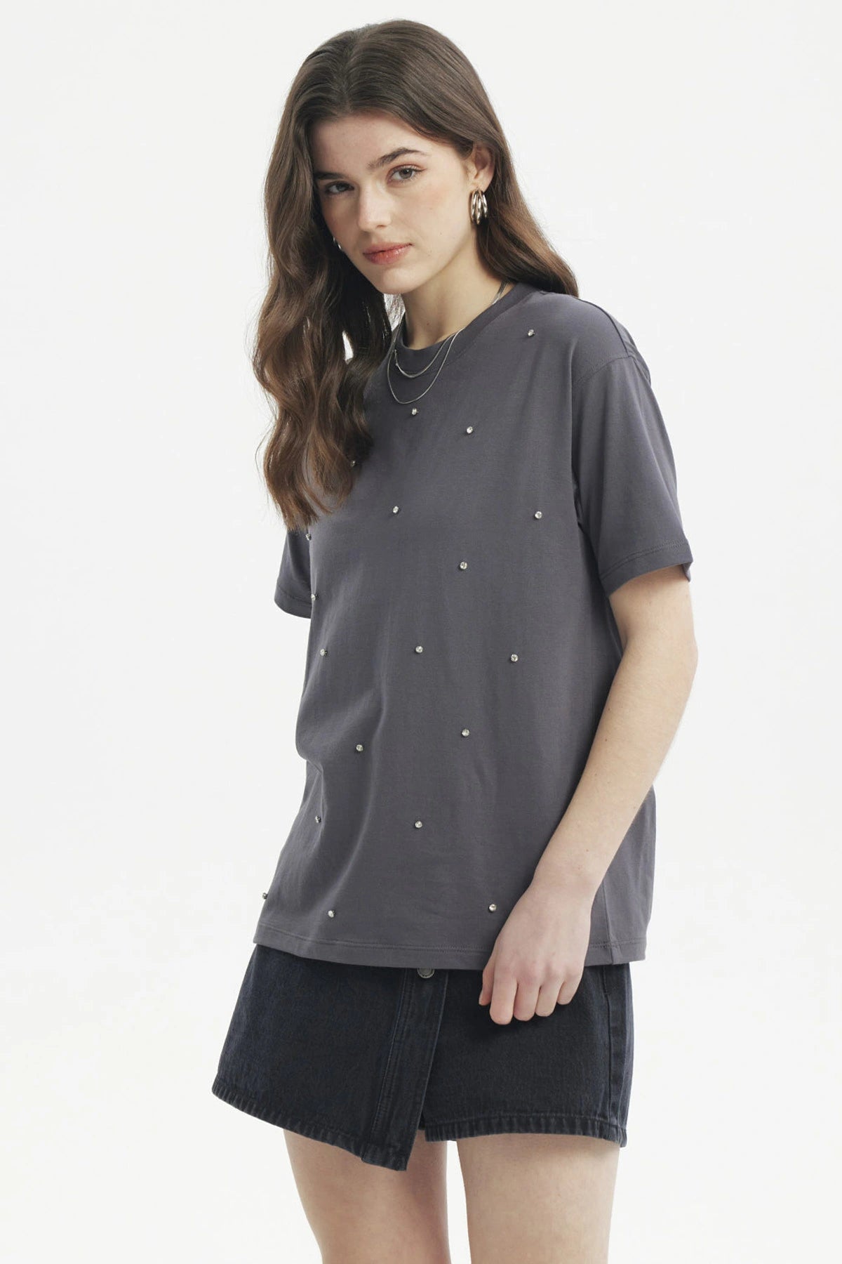 Polera gris marengo con strass distribuidos en la parte frontal de estilo casual y moderno