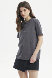 Polera gris marengo con strass distribuidos en la parte frontal de estilo casual y moderno
