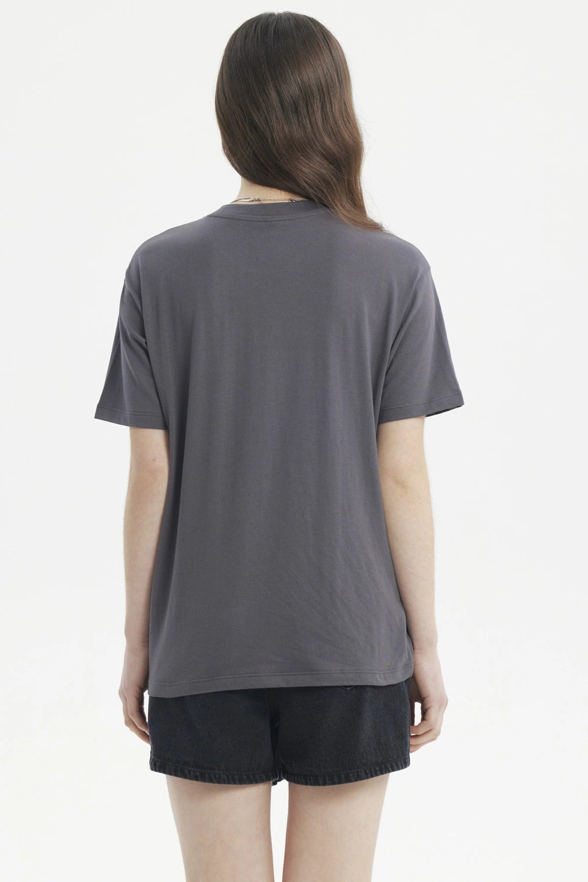 Polera gris marengo con strass distribuidos en la parte frontal de estilo casual y moderno