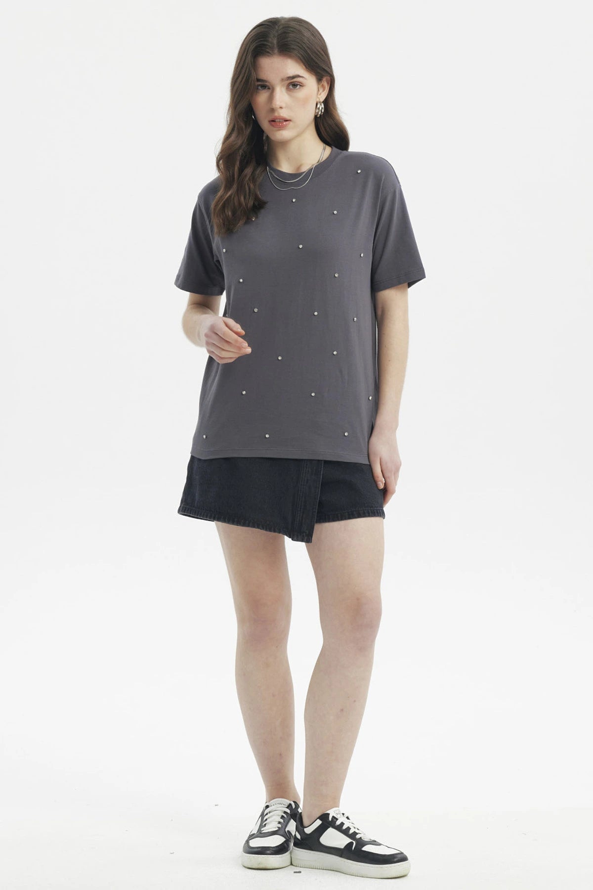 Polera gris marengo con strass distribuidos en la parte frontal de estilo casual y moderno
