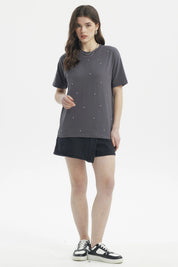 Polera gris marengo con strass distribuidos en la parte frontal de estilo casual y moderno