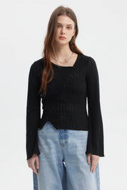 Polera negra asimétrica para mujer con botones en el frente y mangas largas estilo acampanado sin estampa visible