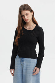 Polera negra asimétrica para mujer con botones en el frente y mangas largas estilo acampanado sin estampa visible