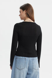 Polera negra asimétrica para mujer con botones en el frente y mangas largas estilo acampanado sin estampa visible