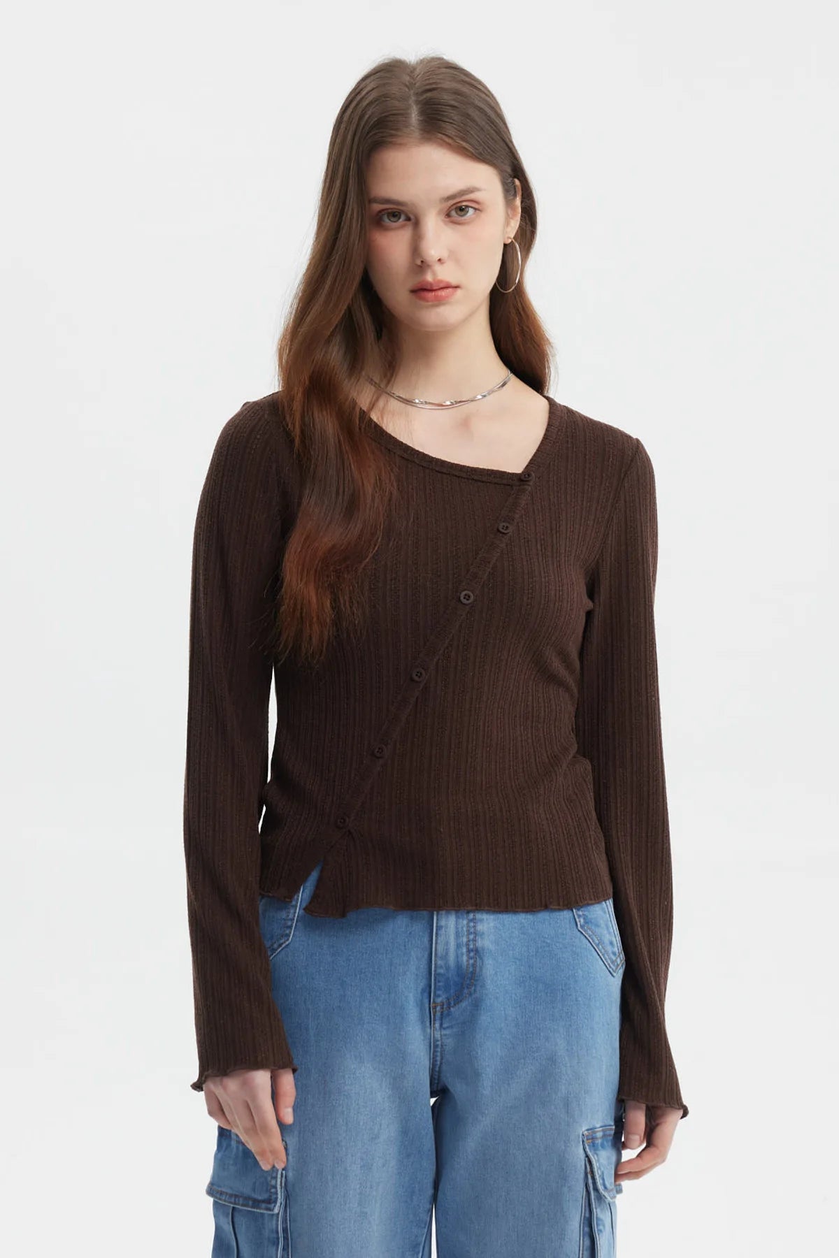 Polera mujer asimétrica café oscuro con botones diagonales pequeños en el frente diseño acanalado prenda lisa