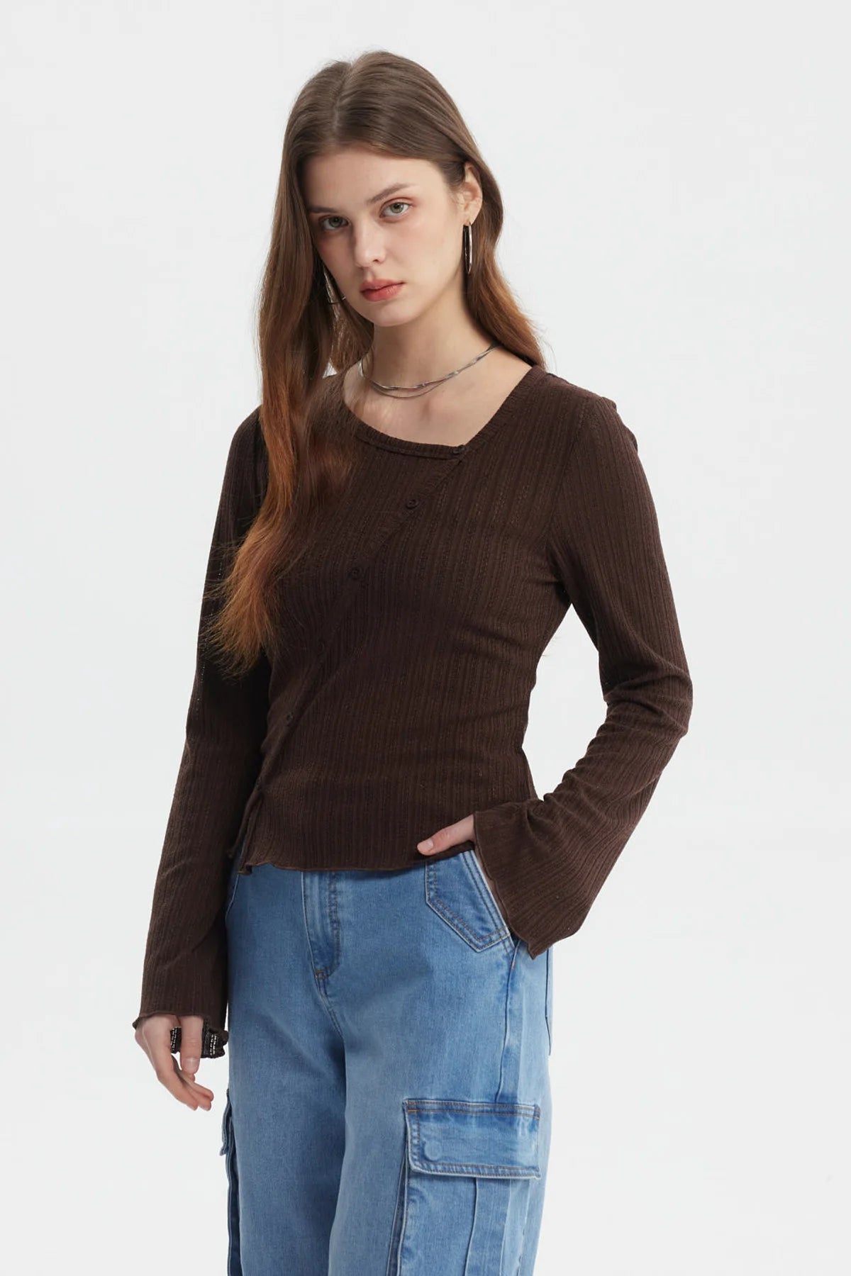 Polera mujer asimétrica café oscuro con botones diagonales pequeños en el frente diseño acanalado prenda lisa