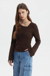 Polera mujer asimétrica café oscuro con botones diagonales pequeños en el frente diseño acanalado prenda lisa
