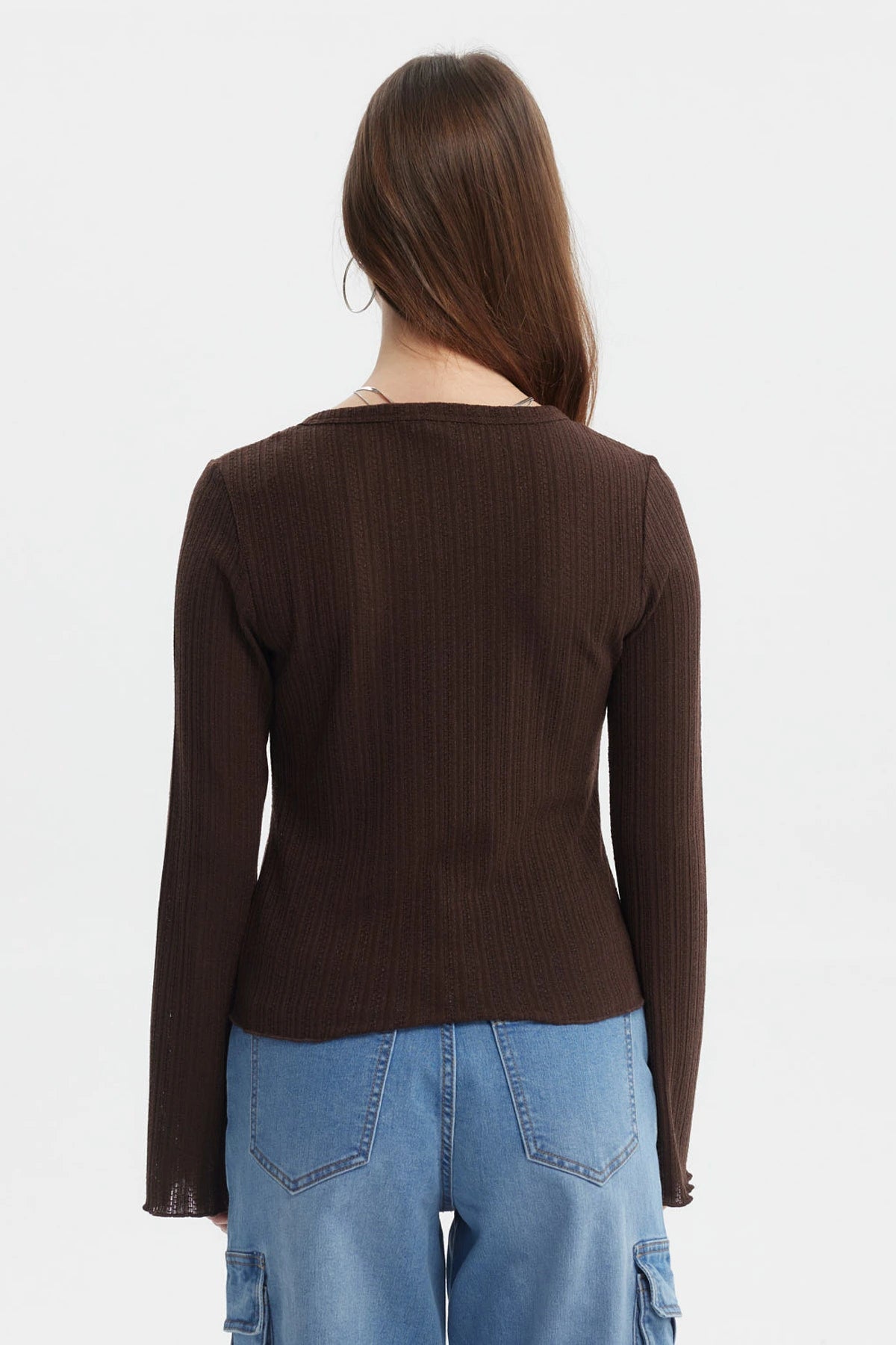 Polera mujer asimétrica café oscuro con botones diagonales pequeños en el frente diseño acanalado prenda lisa