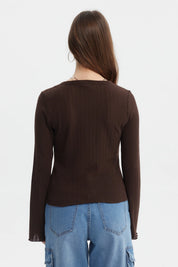 Polera mujer asimétrica café oscuro con botones diagonales pequeños en el frente diseño acanalado prenda lisa