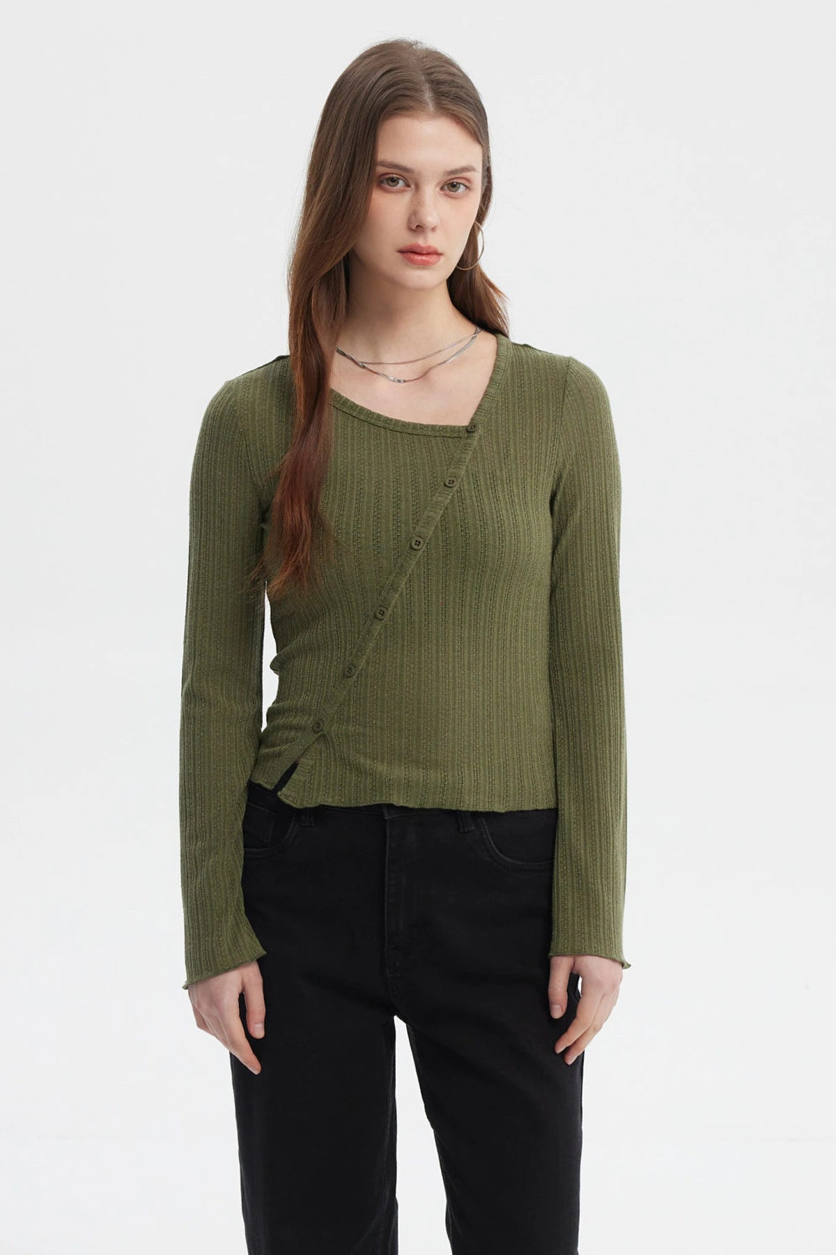 Polera mujer asimétrica verde militar claro con botones diagonales y diseño de canalé sin estampa visible