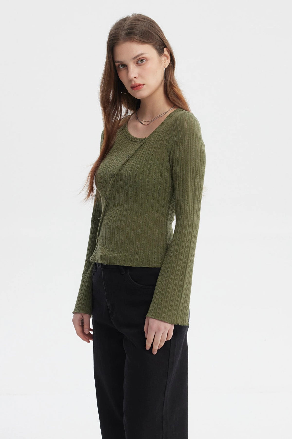 Polera mujer asimétrica verde militar claro con botones diagonales y diseño de canalé sin estampa visible