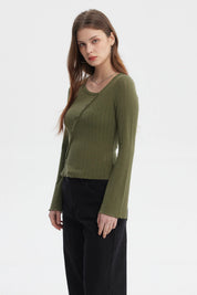 Polera mujer asimétrica verde militar claro con botones diagonales y diseño de canalé sin estampa visible