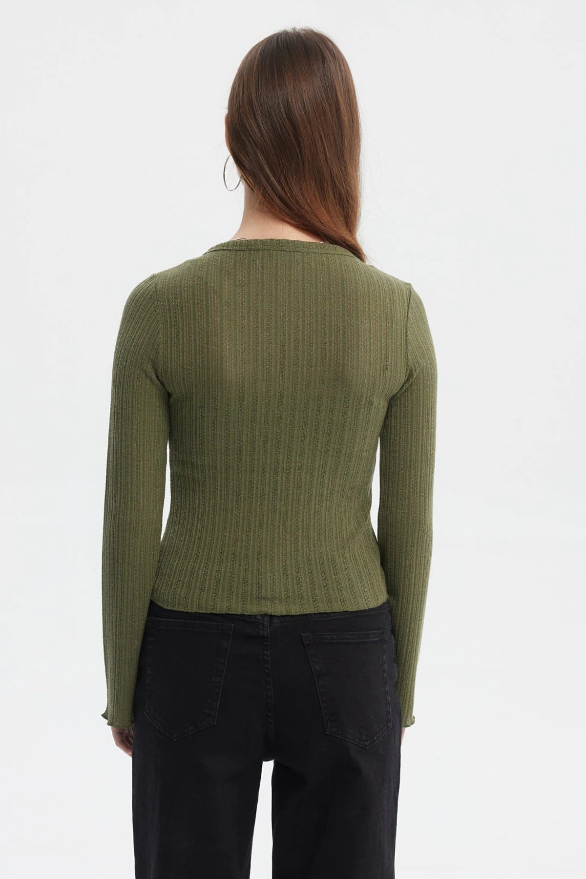 Polera mujer asimétrica verde militar claro con botones diagonales y diseño de canalé sin estampa visible