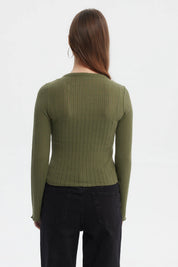 Polera mujer asimétrica verde militar claro con botones diagonales y diseño de canalé sin estampa visible