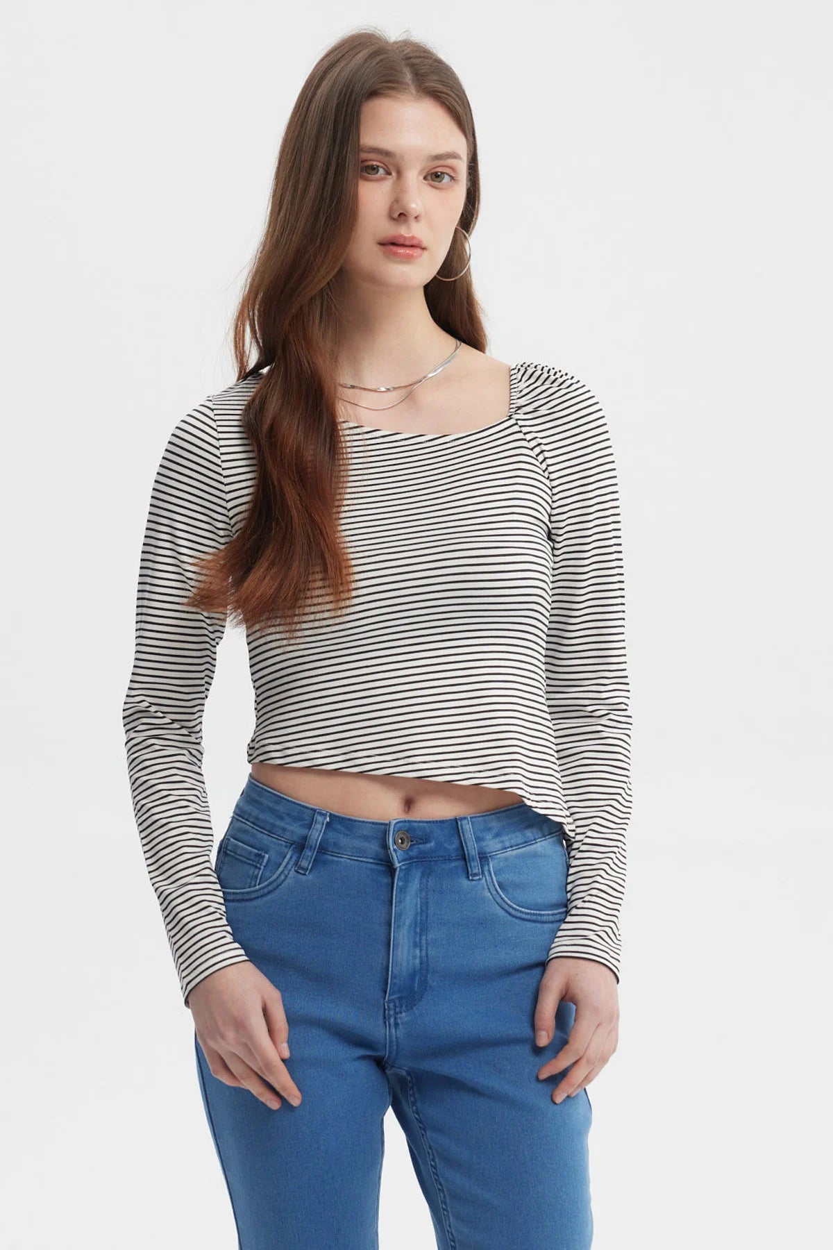 Polera asimétrica de mujer en color crudo con rayas negras mangas largas sin estampa diseño moderno y casual