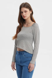Polera asimétrica de mujer en color crudo con rayas negras mangas largas sin estampa diseño moderno y casual