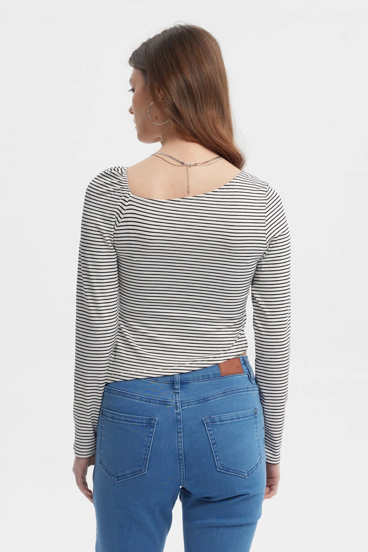 Polera asimétrica de mujer en color crudo con rayas negras mangas largas sin estampa diseño moderno y casual