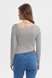 Polera asimétrica de mujer en color crudo con rayas negras mangas largas sin estampa diseño moderno y casual