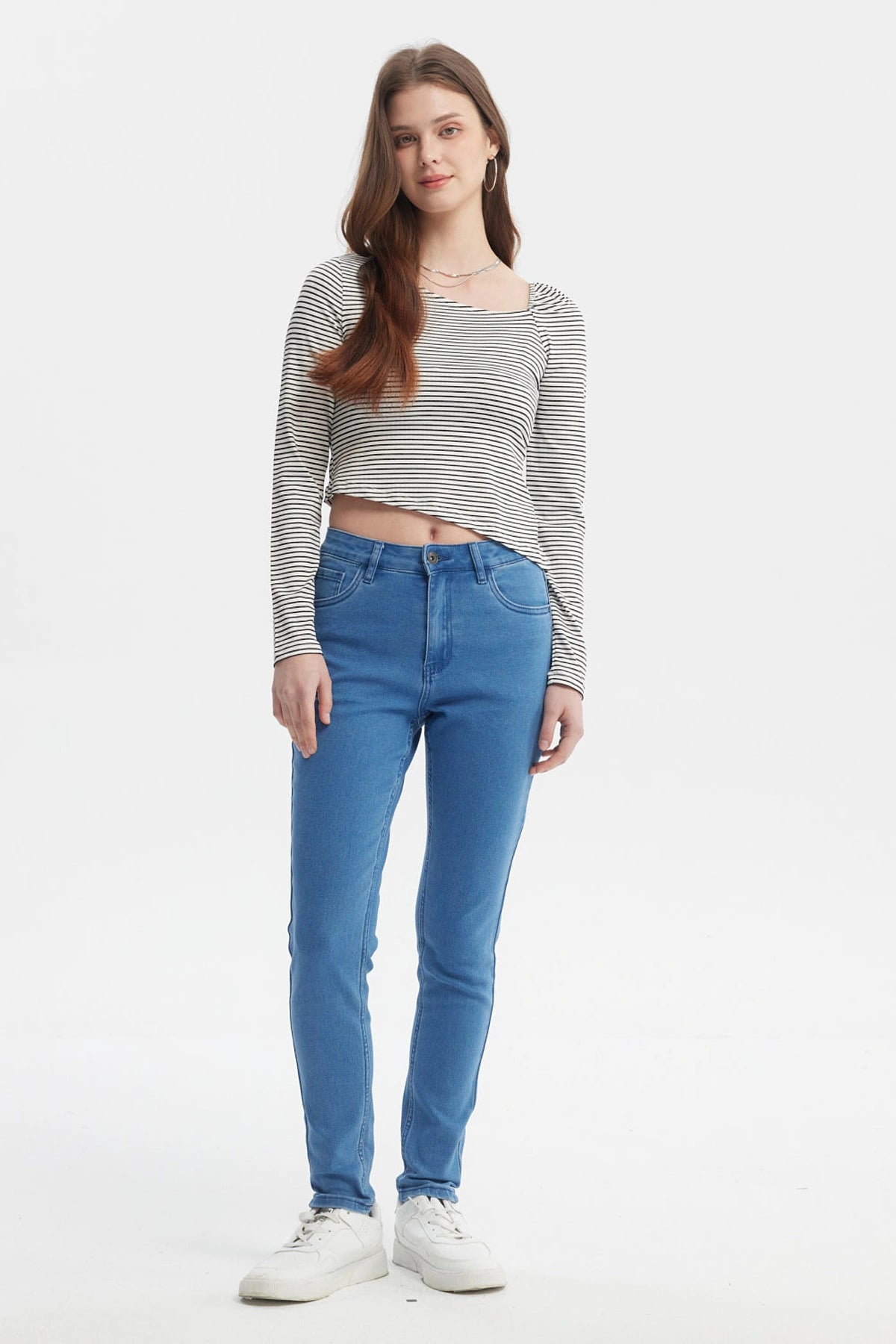 Polera asimétrica de mujer en color crudo con rayas negras mangas largas sin estampa diseño moderno y casual