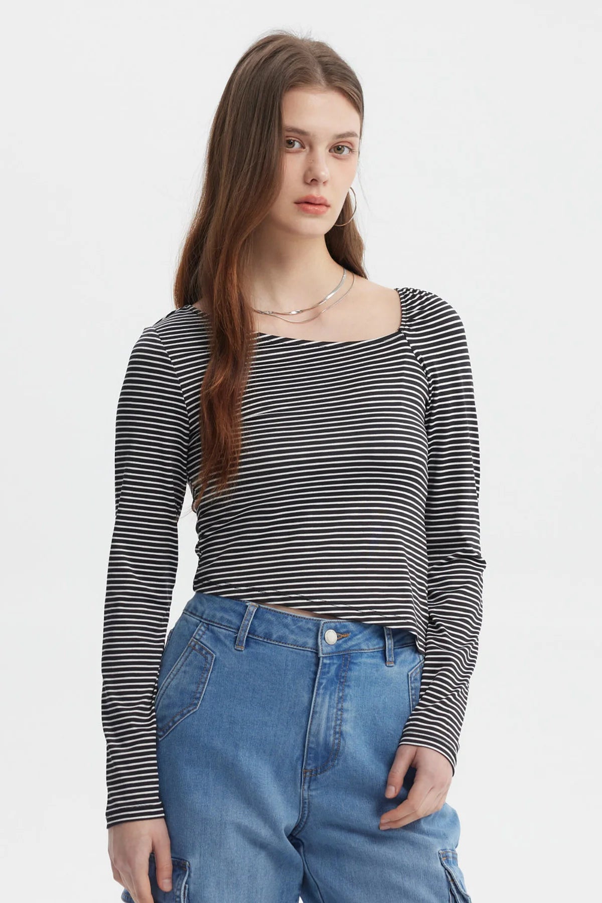 Polera asimétrica de rayas negras con escote cuadrado manga larga diseño ajustado sin estampa lisa