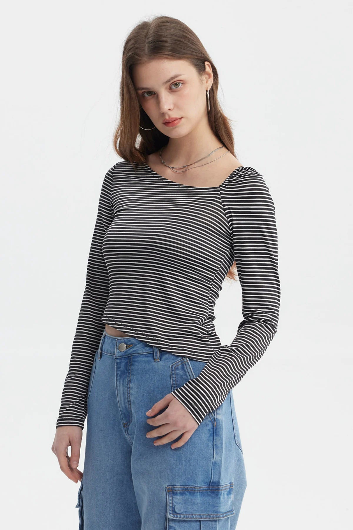 Polera asimétrica de rayas negras con escote cuadrado manga larga diseño ajustado sin estampa lisa