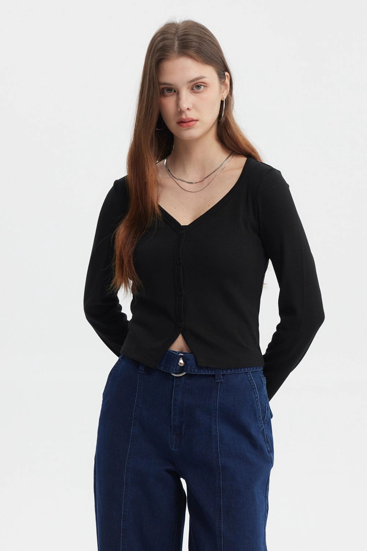Polera negra de mujer con botones al frente manga larga sin estampa diseño liso ajuste cómodo