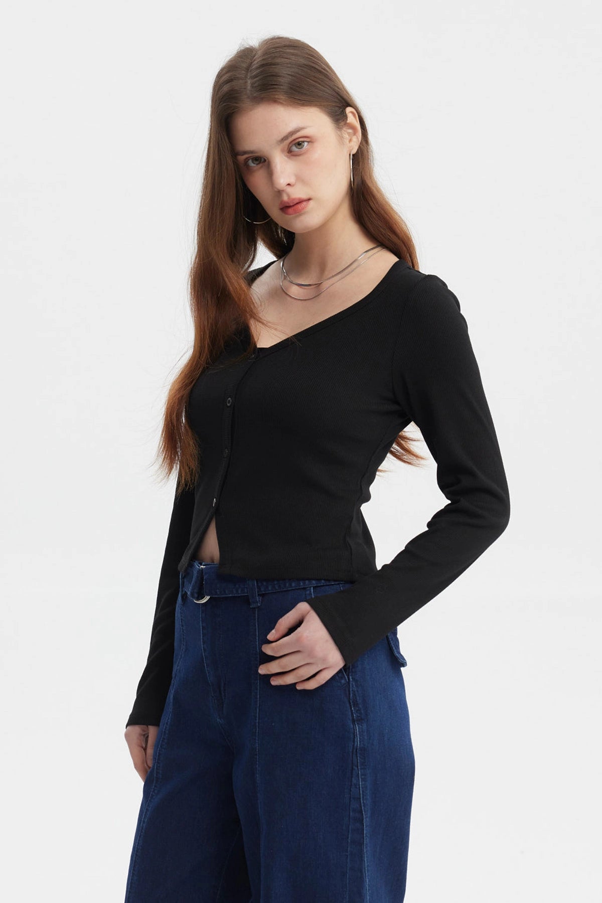 Polera negra de mujer con botones al frente manga larga sin estampa diseño liso ajuste cómodo