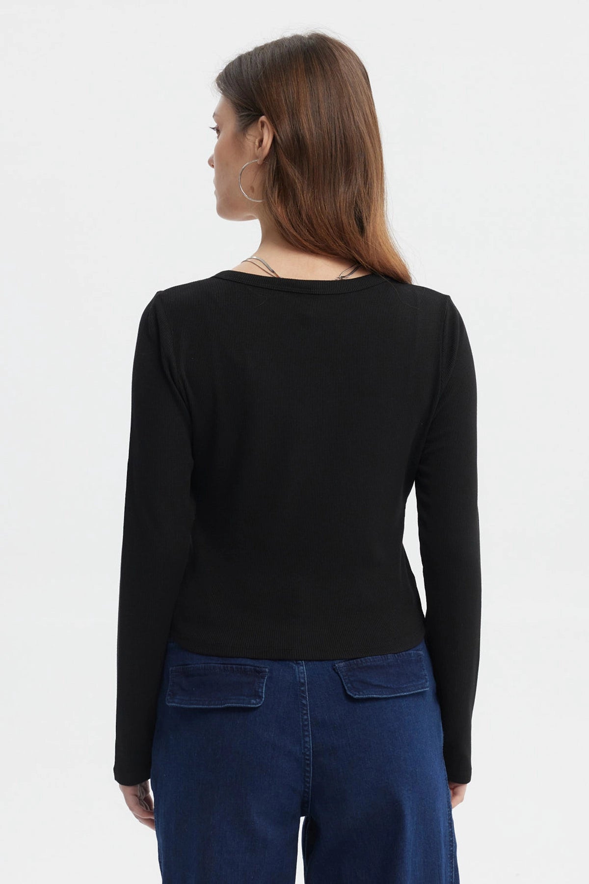 Polera negra de mujer con botones al frente manga larga sin estampa diseño liso ajuste cómodo