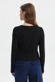 Polera negra de mujer con botones al frente manga larga sin estampa diseño liso ajuste cómodo