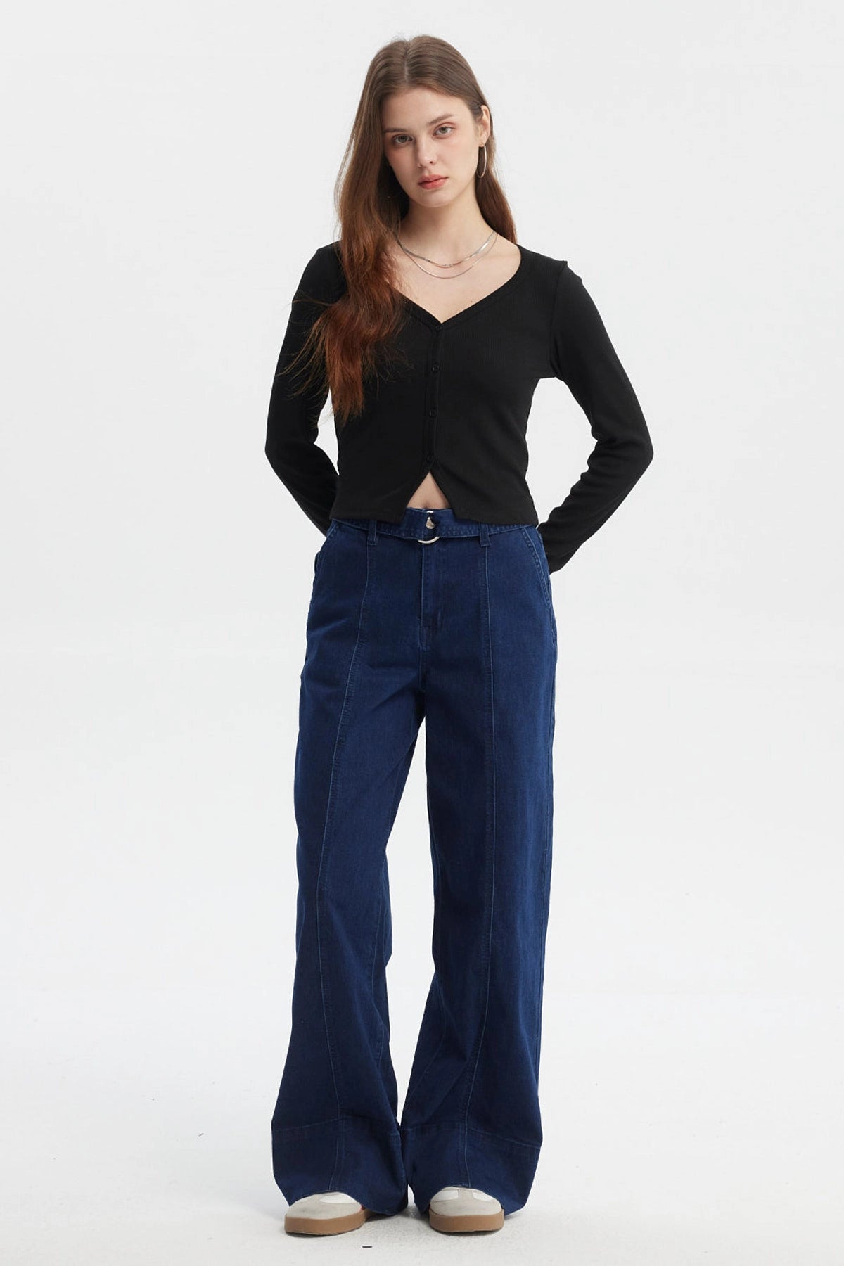 Polera negra de mujer con botones al frente manga larga sin estampa diseño liso ajuste cómodo