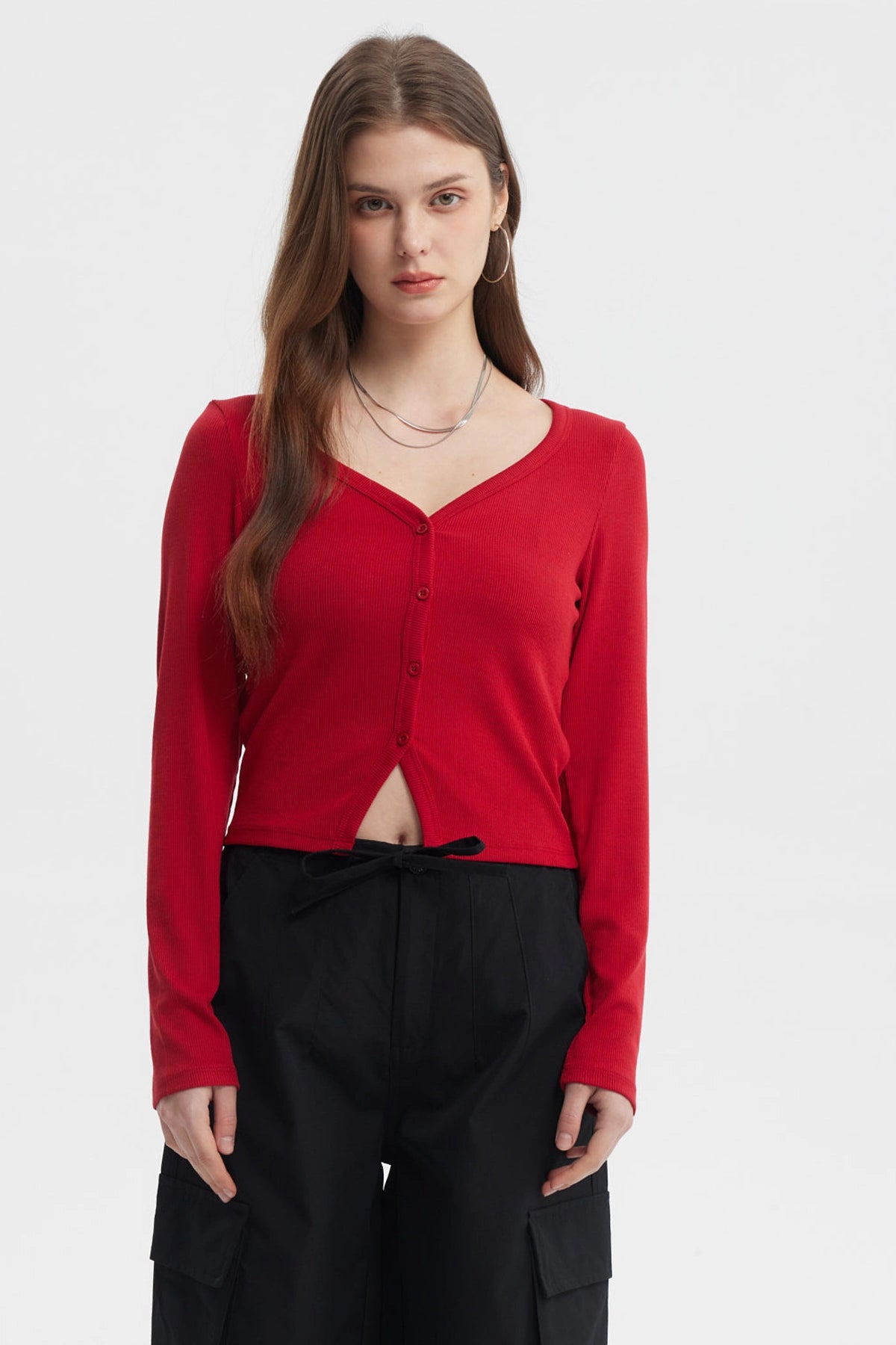 Polera roja de mujer con botones frontales y escote en V sin estampa diseño liso