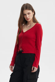 Polera roja de mujer con botones frontales y escote en V sin estampa diseño liso
