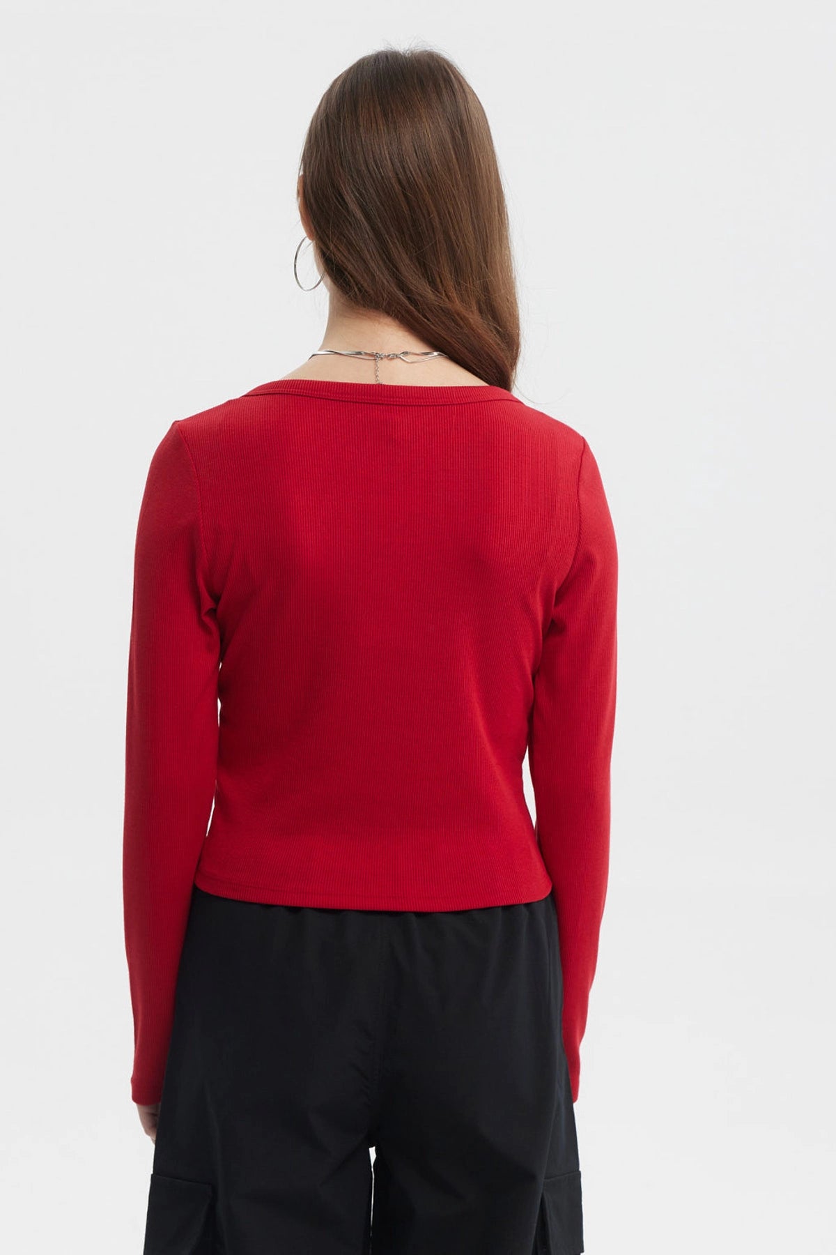 Polera roja de mujer con botones frontales y escote en V sin estampa diseño liso