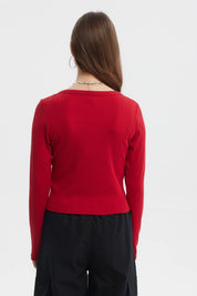 Polera roja de mujer con botones frontales y escote en V sin estampa diseño liso
