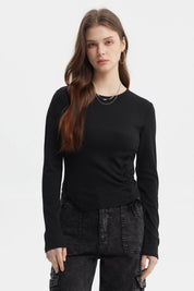 Polera negra de mujer con recogido lateral sin estampa lisa y manga larga ajuste moderno y casual