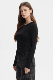 Polera negra de mujer con recogido lateral sin estampa lisa y manga larga ajuste moderno y casual