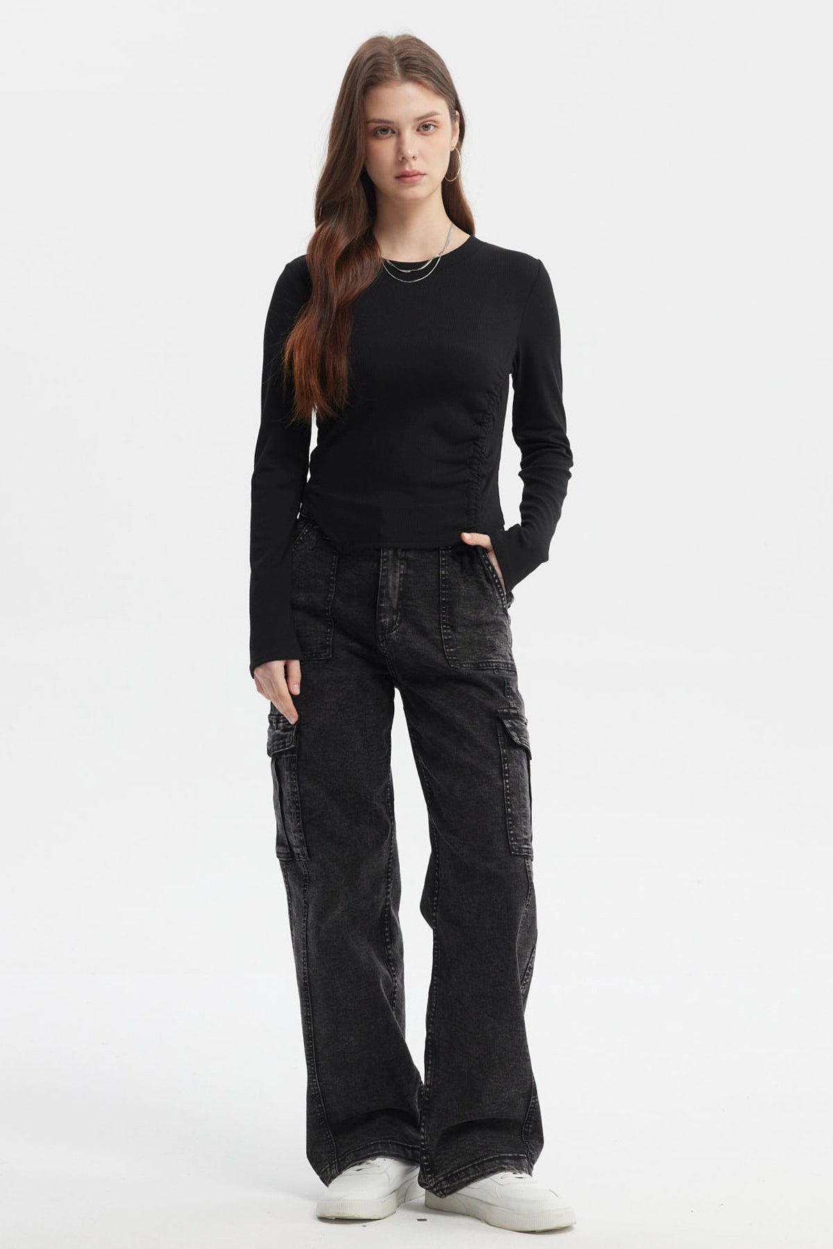 Polera negra de mujer con recogido lateral sin estampa lisa y manga larga ajuste moderno y casual