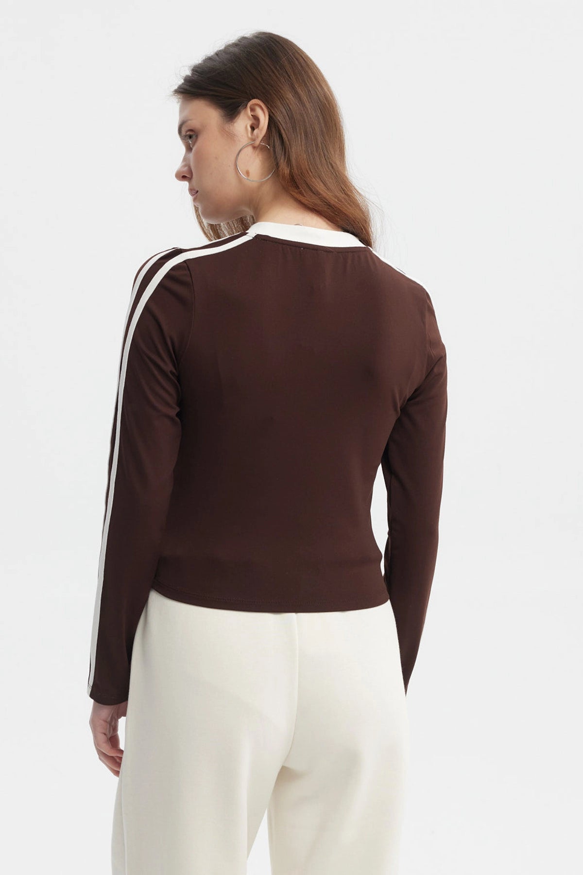 Polera de mujer café oscuro con texto Los Angeles y estrella blanca en el pecho manga larga y franjas blancas en las mangas