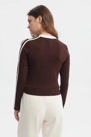 Polera de mujer café oscuro con texto Los Angeles y estrella blanca en el pecho manga larga y franjas blancas en las mangas