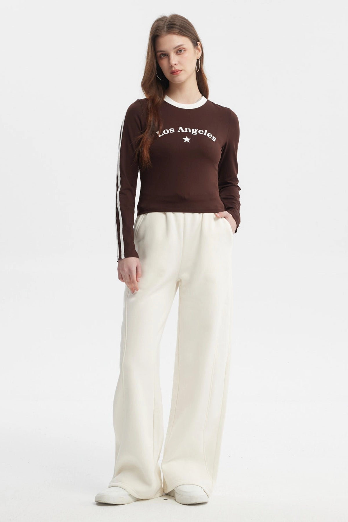 Polera de mujer café oscuro con texto Los Angeles y estrella blanca en el pecho manga larga y franjas blancas en las mangas