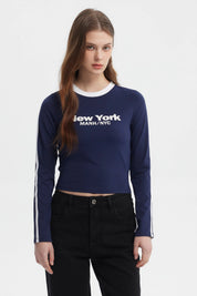 Polera azul mujer con mangas largas y cuello redondo blanco texto New York MANH NYC al frente en estilo urbano